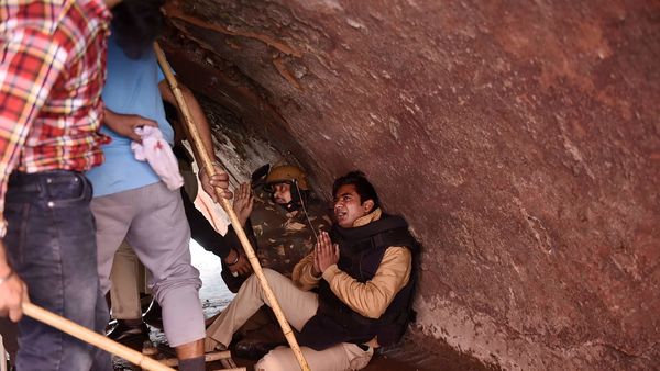 হাতজোড় করে প্রাণভিক্ষা পুলিশকর্মীদের (PTI) হাতজোড় করে প্রাণভিক্ষা পুলিশকর্মীদের (PTI)