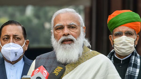 সংসদ ভবনের বাইরে প্রধানমন্ত্রী নরেন্দ্র মোদী (PTI) সংসদ ভবনের বাইরে প্রধানমন্ত্রী নরেন্দ্র মোদী (PTI)