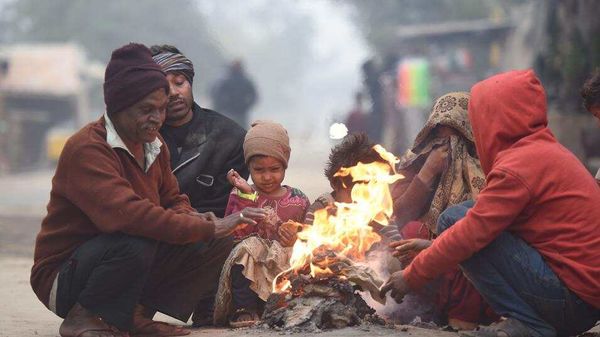 একধাক্কায় তাপমাত্রা কমল ৩ ডিগ্রি, শীতে জবুথবু গোটা রাজ্য। (ছবিটি প্রতীকী, সৌজন্য রাজ কে রাজ/হিন্দুস্তান টাইমস) একধাক্কায় তাপমাত্রা কমল ৩ ডিগ্রি, শীতে জবুথবু গোটা রাজ্য। (ছবিটি প্রতীকী, সৌজন্য রাজ কে রাজ/হিন্দুস্তান টাইমস)