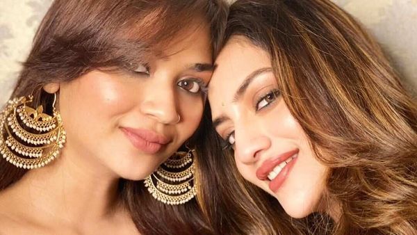 বোন নুজহতের সঙ্গে নুসরত বোন নুজহতের সঙ্গে নুসরত