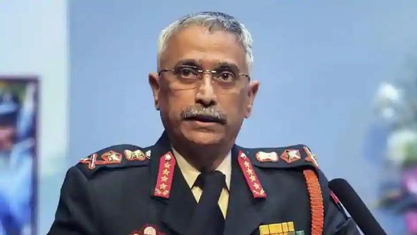 এর আগে দুই সেনাকর্তার বিবাদের নিষ্পত্তি করতে সেন্ট্রাল আর্মি কম্যান্ডার লেফটেন্যান্ট জেনারেল আই এস ঘুমানকে দায়িত্ব দেন সেনাপ্রধান জেনারেল মনোজ মুকুন্দ নরভানে। এর আগে দুই সেনাকর্তার বিবাদের নিষ্পত্তি করতে সেন্ট্রাল আর্মি কম্যান্ডার লেফটেন্যান্ট জেনারেল আই এস ঘুমানকে দায়িত্ব দেন সেনাপ্রধান জেনারেল মনোজ মুকুন্দ নরভানে।