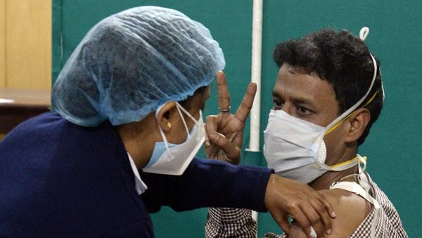কলকাতায় চলছে টিকাকরণ। কলকাতায় চলছে টিকাকরণ।