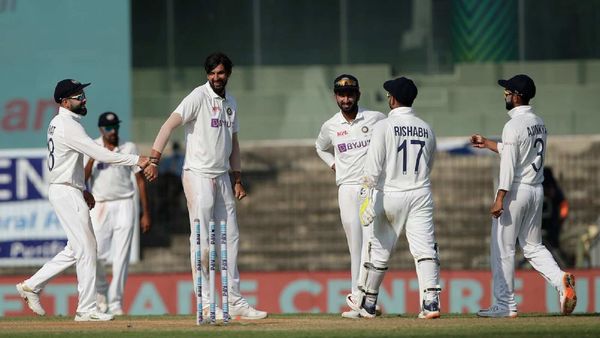 উইকেট নেওয়ার পর ইশান্তকে অভিনন্দন কোহলিদের। ছবি- বিসিসিআই। উইকেট নেওয়ার পর ইশান্তকে অভিনন্দন কোহলিদের। ছবি- বিসিসিআই।