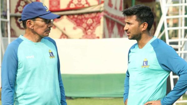 অরুণ লালের সঙ্গে আলোচনায় অনুষ্টুপ। ছবি- সিএবি। অরুণ লালের সঙ্গে আলোচনায় অনুষ্টুপ। ছবি- সিএবি।