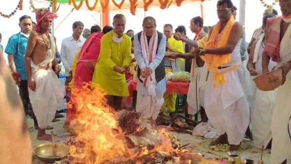 চলছে যজ্ঞ। (ছবি সৌজন্য নিজস্ব) চলছে যজ্ঞ। (ছবি সৌজন্য নিজস্ব)