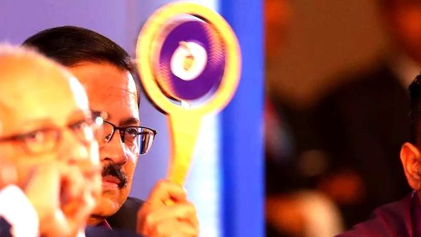 হাতে পড়ে আছে আর মাত্র ৯৬ ঘণ্টা। তারপরই চেন্নাইয়ে বসতে চলেছে এবারের আইপিএলের মিনি নিলাম। (ছবিটি প্রতীকী, সৌজন্য় কেকেআর) হাতে পড়ে আছে আর মাত্র ৯৬ ঘণ্টা। তারপরই চেন্নাইয়ে বসতে চলেছে এবারের আইপিএলের মিনি নিলাম। (ছবিটি প্রতীকী, সৌজন্য় কেকেআর)