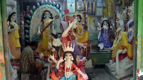 কলকাতার বাগদেবীর আরাধনার প্রস্তুতি। (ছবি সৌজন্য এএনআই) কলকাতার বাগদেবীর আরাধনার প্রস্তুতি। (ছবি সৌজন্য এএনআই)