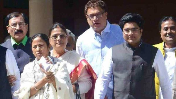মমতা এবং অভিষেক বন্দ্যোপাধ্যায়। (ফাইল ছবি, সৌজন্য ফেসবুক) মমতা এবং অভিষেক বন্দ্যোপাধ্যায়। (ফাইল ছবি, সৌজন্য ফেসবুক)
