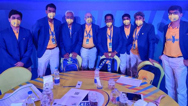 নিলামের আসরে চেন্নাইয়ের প্রতিনিধিরা। ছবি- টুইটার। নিলামের আসরে চেন্নাইয়ের প্রতিনিধিরা। ছবি- টুইটার।