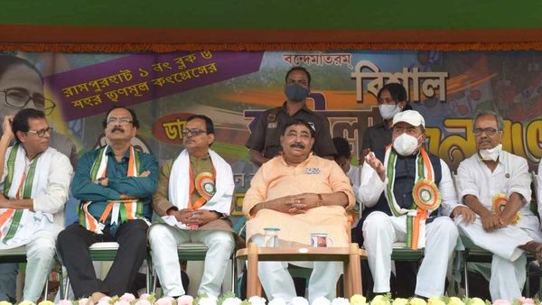 রামপুরহাটে তৃণমূলের সভায় অনুব্রত মণ্ডল। (ছবি সৌজন্য ফেসবুক) রামপুরহাটে তৃণমূলের সভায় অনুব্রত মণ্ডল। (ছবি সৌজন্য ফেসবুক)