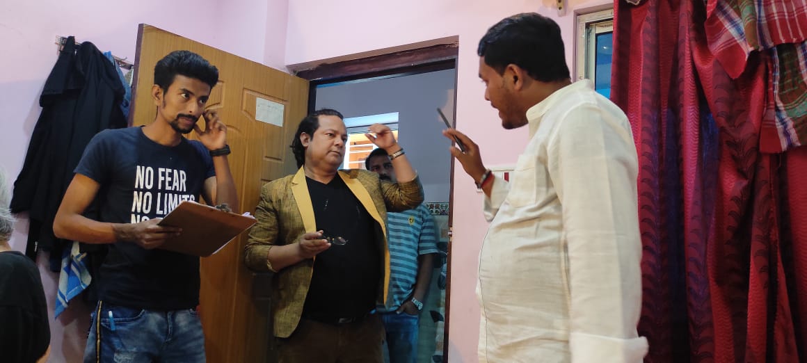 সিধুকে দৃশ্য বোঝাচ্ছেন পরিচালক তুহিন সিধুকে দৃশ্য বোঝাচ্ছেন পরিচালক তুহিন