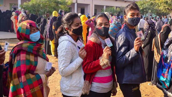 আজই সম্ভবত পশ্চিমবঙ্গ, অসম-সহ ৫ রাজ্যের বিধানসভা ভোটের নির্ঘণ্ট প্রকাশ। (ছবিটি প্রতীকী, সৌজন্য পিটিআই) আজই সম্ভবত পশ্চিমবঙ্গ, অসম-সহ ৫ রাজ্যের বিধানসভা ভোটের নির্ঘণ্ট প্রকাশ। (ছবিটি প্রতীকী, সৌজন্য পিটিআই)