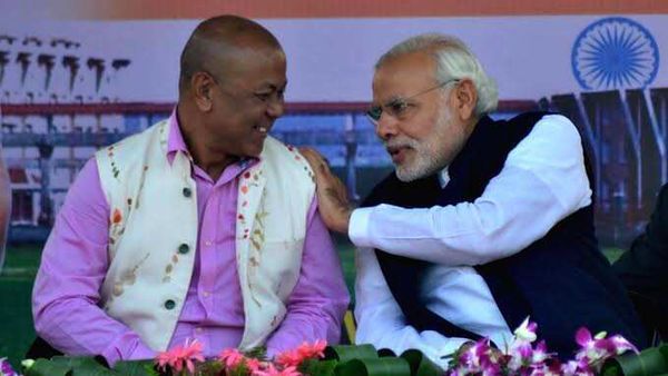 তখন সুখের দিন, হাগরামা মোহিলারির সঙ্গে নরেন্দ্র মোদী। (ফাইল ছবি, সৌজন্য টুইটার @HagramaOnline) তখন সুখের দিন, হাগরামা মোহিলারির সঙ্গে নরেন্দ্র মোদী। (ফাইল ছবি, সৌজন্য টুইটার @HagramaOnline)