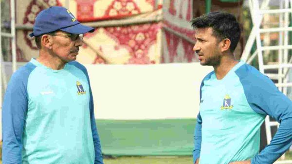 অরুণ লালের সঙ্গে আলোচনায় অনুষ্টুপ। ছবি- সিএবি। অরুণ লালের সঙ্গে আলোচনায় অনুষ্টুপ। ছবি- সিএবি।