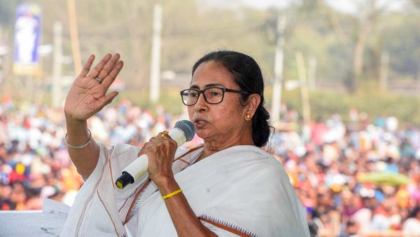 তৃণমূল সুপ্রিমো মমতা বন্দোপাধ্যায়। (ফাইল ছবি, সৌজন্য পিটিআই) তৃণমূল সুপ্রিমো মমতা বন্দোপাধ্যায়। (ফাইল ছবি, সৌজন্য পিটিআই)