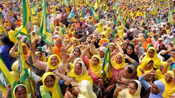 বিজেপিকে হারানোর জন্য বাংলায় প্রচারে কৃষক সংগঠনগুলি, কলকাতায় হবে প্রথম সভা। (ছবিটি প্রতীকী, সৌজন্য পিটিআই) বিজেপিকে হারানোর জন্য বাংলায় প্রচারে কৃষক সংগঠনগুলি, কলকাতায় হবে প্রথম সভা। (ছবিটি প্রতীকী, সৌজন্য পিটিআই)