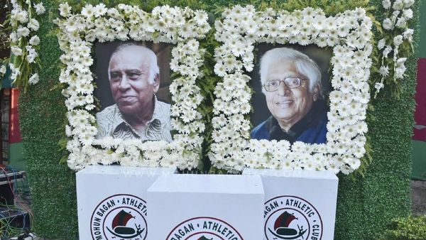 পিকে বন্দ্যোপাধ্যায় ও চুনী গোস্বামীর স্মরণসভা। ছবি- টুইটার। পিকে বন্দ্যোপাধ্যায় ও চুনী গোস্বামীর স্মরণসভা। ছবি- টুইটার।