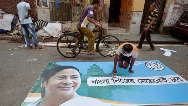 কলকাতায় মমতাকে ফিরিয়ে আনার প্রচারের প্রস্তুতি। (ছবি সৌজন্য পিটিআই) কলকাতায় মমতাকে ফিরিয়ে আনার প্রচারের প্রস্তুতি। (ছবি সৌজন্য পিটিআই)
