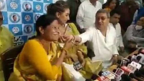 মহিলা বিধায়কের গালে হাত দিয়ে রসিকতা কল্যাণ বন্দ্যোপাধ্যায়ের। নিজস্ব চিত্র। মহিলা বিধায়কের গালে হাত দিয়ে রসিকতা কল্যাণ বন্দ্যোপাধ্যায়ের। নিজস্ব চিত্র।