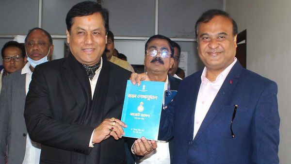 হিমন্ত বিশ্বশর্মার সঙ্গে বিদায়ী মুখ্যমন্ত্রী সর্বানন্দ সোনোওয়াল। (ফাইল ছবি, সৌজন্য পিটিআই) হিমন্ত বিশ্বশর্মার সঙ্গে বিদায়ী মুখ্যমন্ত্রী সর্বানন্দ সোনোওয়াল। (ফাইল ছবি, সৌজন্য পিটিআই)