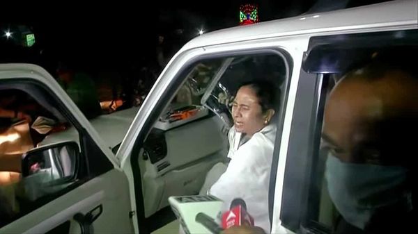 বুধবার আহত হওয়ার পর নন্দীগ্রাম ছাড়ার সময় মমতা বন্দ্যোপাধ্যায়। বুধবার আহত হওয়ার পর নন্দীগ্রাম ছাড়ার সময় মমতা বন্দ্যোপাধ্যায়।