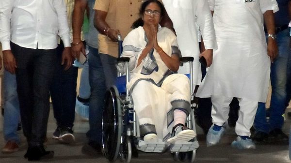 হাসপাতাল থেকে ছাড়া পেয়ে মমতা হাসপাতাল থেকে ছাড়া পেয়ে মমতা