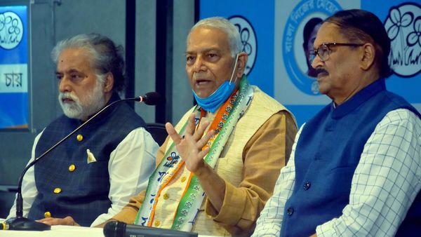 শনিবার তৃণমূলে যোগদানের পর সাংবাদিক বৈঠকে যশবন্ত সিনহা শনিবার তৃণমূলে যোগদানের পর সাংবাদিক বৈঠকে যশবন্ত সিনহা