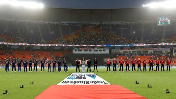 ম্যাচ অফিসিয়ালদের সঙ্গে ভারত ও ইংল্যান্ড দল। ছবি- বিসিসিআই। ম্যাচ অফিসিয়ালদের সঙ্গে ভারত ও ইংল্যান্ড দল। ছবি- বিসিসিআই।