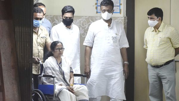 হাসপাতাল থেকে বেরোচ্ছেন মমতা। (ছবি সৌজন্য পিটিআই) হাসপাতাল থেকে বেরোচ্ছেন মমতা। (ছবি সৌজন্য পিটিআই)