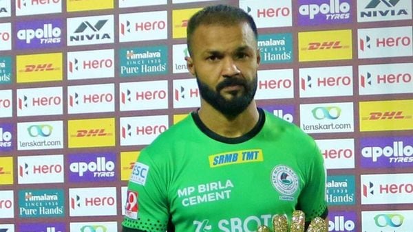 তাঁর ভুলেই ISL ট্রফি হাতছাড়া, চোখের জল বাধ মানল না অরিন্দমের - mumbai  city's victory in isl final came after a couple of mistakes from arindam  bhattacharya, Bangla News