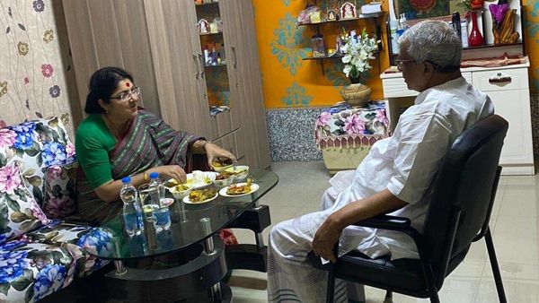 শিশির অধিকারীর বাড়িতে লকেট চট্টোপাধ্যায়। (ছবি সৌজন্য টুইটার) শিশির অধিকারীর বাড়িতে লকেট চট্টোপাধ্যায়। (ছবি সৌজন্য টুইটার)