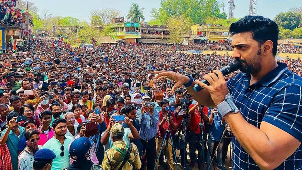 দেবের সভায় উপচে পড়ল ভিড় দেবের সভায় উপচে পড়ল ভিড়