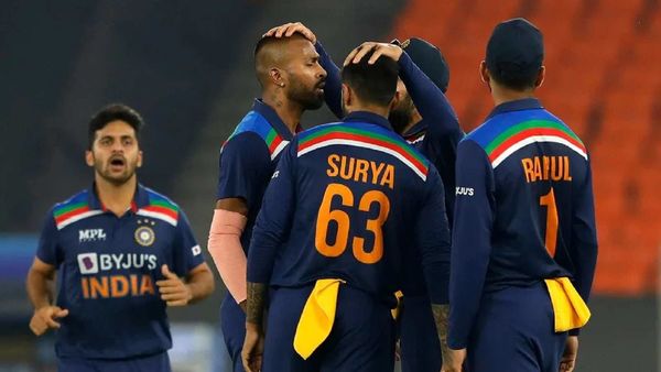হার্দিক ও সূর্যকুমারকে অভিনন্দন কোহলির। ছবি- বিসিসিআই। হার্দিক ও সূর্যকুমারকে অভিনন্দন কোহলির। ছবি- বিসিসিআই।