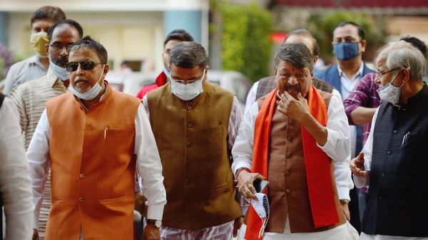 বিজেপি নেতারা নির্বচন কমিশনের সঙ্গে দেখা করার পর (PTI) বিজেপি নেতারা নির্বচন কমিশনের সঙ্গে দেখা করার পর (PTI)