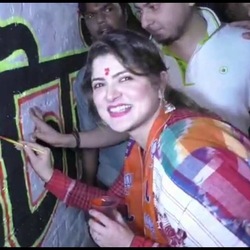 দেওয়াল লিখনে ব্যস্ত শ্রাবন্তী