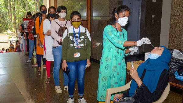 দেশে নয়া করোনা আক্রান্ত প্রায় ৪০,০০০, টানা ৯ দিন সংক্রমিত ছাড়াল ২০,০০০। (ছবিটি প্রতীকী, সৌজন্য পিটিআই) দেশে নয়া করোনা আক্রান্ত প্রায় ৪০,০০০, টানা ৯ দিন সংক্রমিত ছাড়াল ২০,০০০। (ছবিটি প্রতীকী, সৌজন্য পিটিআই)