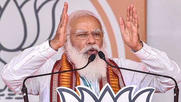 খড়্গপুরে নরেন্দ্র মোদী। (ছবি সৌজন্য পিটিআই) খড়্গপুরে নরেন্দ্র মোদী। (ছবি সৌজন্য পিটিআই)