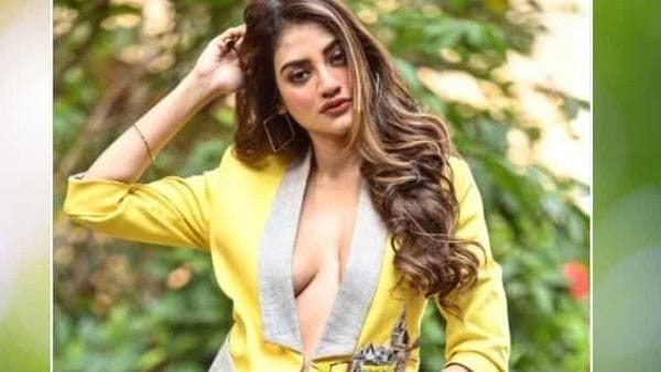 উন্মুক্ত বক্ষবিভাজিকায় নেটদুনিয়ায় ঝড় তুলছেন নুসরত! শুরু দেদার ট্রোলিং নায়িকার ব্যক্তিগত জীবন নিয়ে হইচইয়ের শেষ নেই, নিখিলের সঙ্গে দাম্পত্য সম্পর্কের টানাপোড়েন, যশ দাশগুপ্তর সঙ্গে তাঁর সম্পর্কের চর্চা- এইসব বিতর্কের মাঝে বোল্ড ফটোশ্যুটে ধরা দিলেন নুসরত।