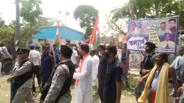 ডোমজুড়ে বিক্ষোভের মুখে রাজীব। (ছবি সৌজন্য নিজস্ব) ডোমজুড়ে বিক্ষোভের মুখে রাজীব। (ছবি সৌজন্য নিজস্ব)