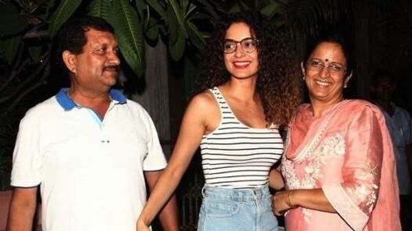 বাবা-মায়ের সঙ্গে কঙ্গনা বাবা-মায়ের সঙ্গে কঙ্গনা