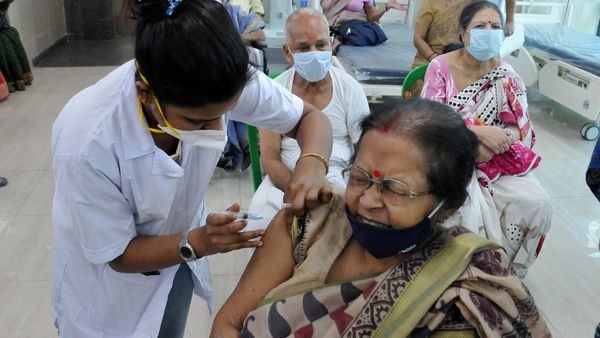 কলকাতায় চলছে টিকাকরণ। (PTI) কলকাতায় চলছে টিকাকরণ। (PTI)