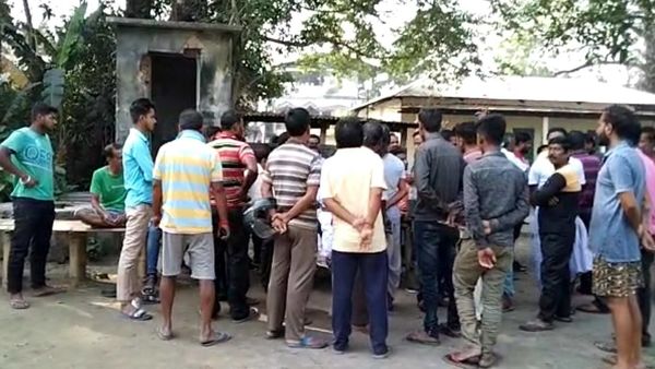 এলাকায় উত্তেজনা। (ছবি সৌজন্য নিজস্ব) এলাকায় উত্তেজনা। (ছবি সৌজন্য নিজস্ব)