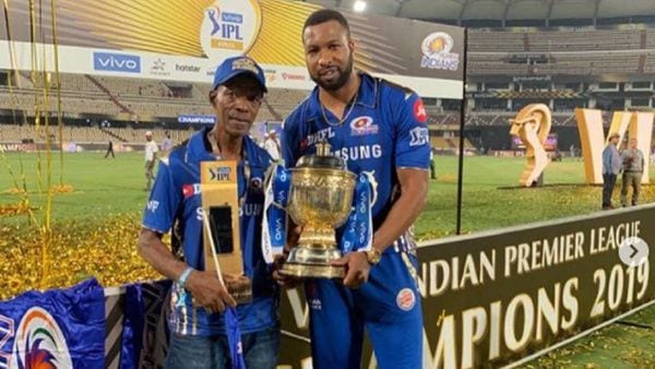 আইপিএল ট্রফি নিয়ে বাবার সঙ্গে কায়রন পোলার্ড। ছবি- ইনস্টাগ্রাম। আইপিএল ট্রফি নিয়ে বাবার সঙ্গে কায়রন পোলার্ড। ছবি- ইনস্টাগ্রাম।
