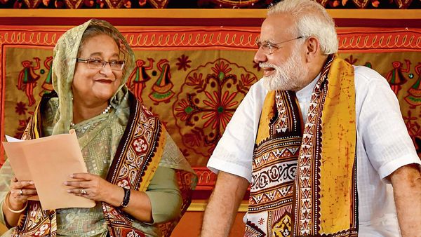 ভারতের প্রধানমন্ত্রী নরেন্দ্র মোদী এবং বাংলাদেশের প্রধানমন্ত্রী শেখ হাসিনা। (ফাইল ছবি, সৌজন্য পিটিআই) ভারতের প্রধানমন্ত্রী নরেন্দ্র মোদী এবং বাংলাদেশের প্রধানমন্ত্রী শেখ হাসিনা। (ফাইল ছবি, সৌজন্য পিটিআই)