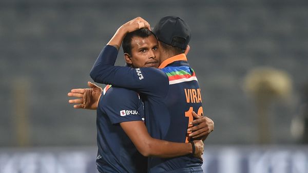 জয়ের পর অধিনায়কের আদর। (ছবি সৌজন্য পিটিআই) জয়ের পর অধিনায়কের আদর। (ছবি সৌজন্য পিটিআই)