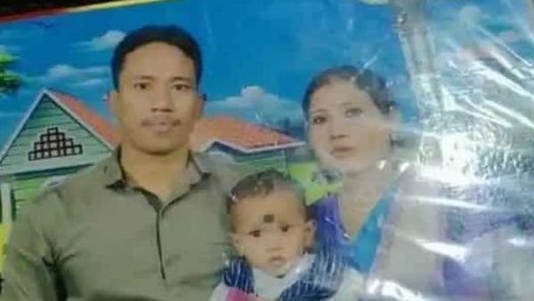নীহত জওয়ান জগন্নাথ রায় ও তাঁর পরিবার (ছবি পারিবারিক অ্যালবাম থেকে) নীহত জওয়ান জগন্নাথ রায় ও তাঁর পরিবার (ছবি পারিবারিক অ্যালবাম থেকে)