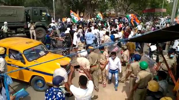 ধুন্ধুমার কাণ্ড ব্যারাকপুরে ধুন্ধুমার কাণ্ড ব্যারাকপুরে