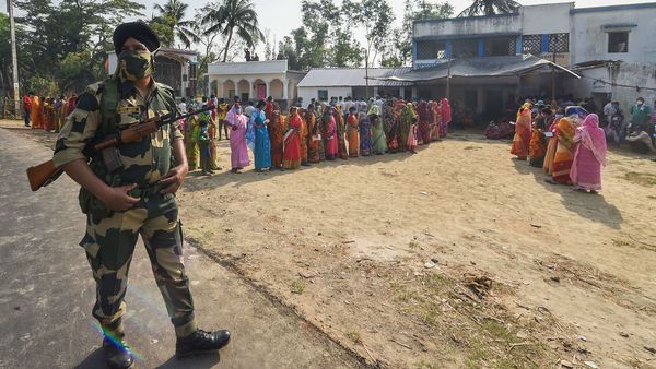 পাথরপ্রতিমার বুথে কেন্দ্রীয় বাহিনীর জওয়ানের ঝুলন্ত দেহ উদ্ধার। (ছবিটি প্রতীকী, সৌজন্য পিটিআই) পাথরপ্রতিমার বুথে কেন্দ্রীয় বাহিনীর জওয়ানের ঝুলন্ত দেহ উদ্ধার। (ছবিটি প্রতীকী, সৌজন্য পিটিআই)