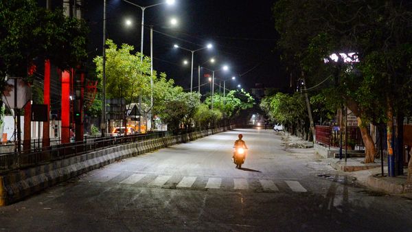 গত সোমবার রাজ্য সরকারের তরফে বিজ্ঞপ্তি জারি করে করোনা সংক্রান্ত বিধিনিষেধ শিথিল করা হয়। কমিয়ে আনা হয় রাত্রিকালীন বিধিনিষেধের সময়সীমা। রাত ১২ টা থেকে ভোর পাঁচটা বিধিনিষেধ জারি থাকবে। যে নির্দেশিকা আজ থেকে কার্যকর হচ্ছে। এতদিন রাত ১১ টা থেকে রাত্রিকালীন বিধিনিষেধ কার্যকর হচ্ছিল। (ছবিটি প্রতীকী, সৌজন্য পিটিআই)