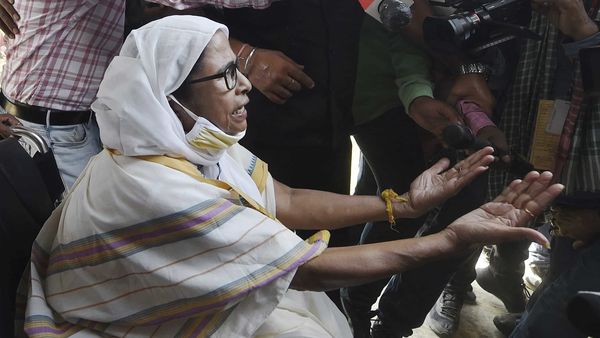 বৃহস্পতিবার নন্দীগ্রামে মমতা বন্দ্যোপাধ্যায়। (ফাইল ছবি, সৌজন্য পিটিআই) বৃহস্পতিবার নন্দীগ্রামে মমতা বন্দ্যোপাধ্যায়। (ফাইল ছবি, সৌজন্য পিটিআই)